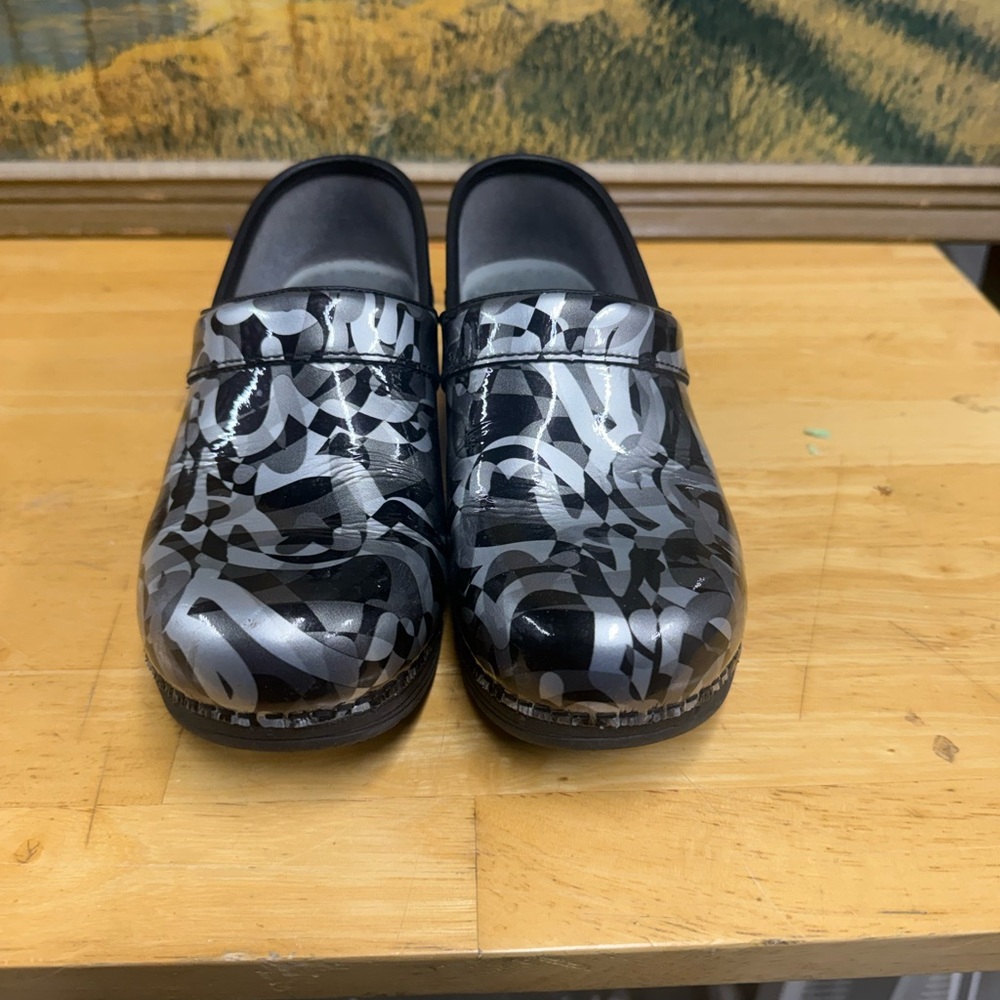 Dansko LT, Black silver grey leather clogs, size 5.5-6, nice shoe